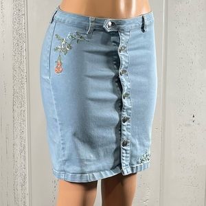 * Lily & Parker Women's Embroidered Light Denim Skirt Sz 26
